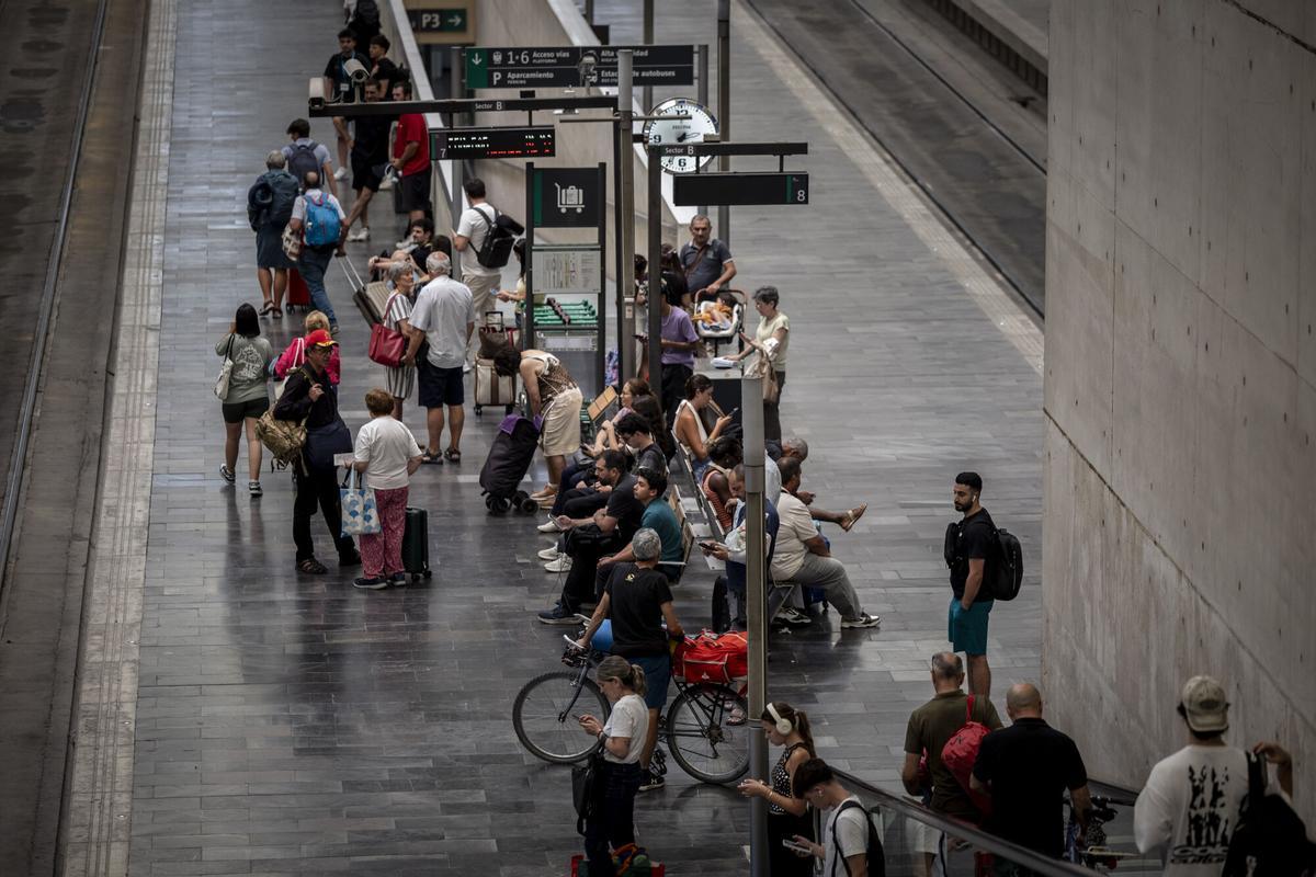 TRENES PARALIZADOS Y RETENCIONES EN LA ESTACION DE DELICIAS POR UN INCENDIO EN LERIDA - TIEMPOS DE ESPERA - VACACIONES - RETRATOS DE TRENES