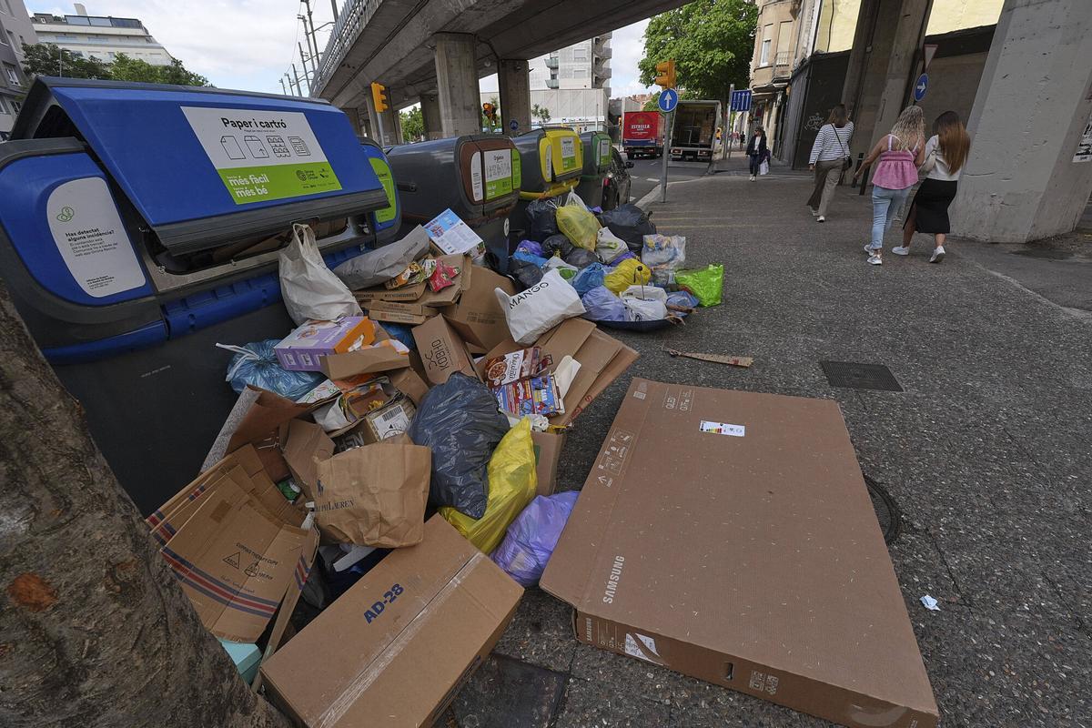 Les imatges dels efectes del tercer dia de la vaga d'escombriaires a Girona