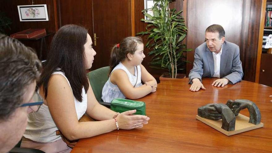 Olalla Freiría y su hija Xabela, durante la reunión que mantuvieron ayer con el alcalde. // R. Grobas