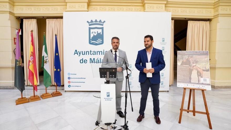 El concejal delegado del distrito Este, Carlos Conde, y el presidente de la Asociación de Amigos del Caballo 'El Cerro Colorao', Antonio Vera, presentan la XIX Feria de Ganado de Málaga