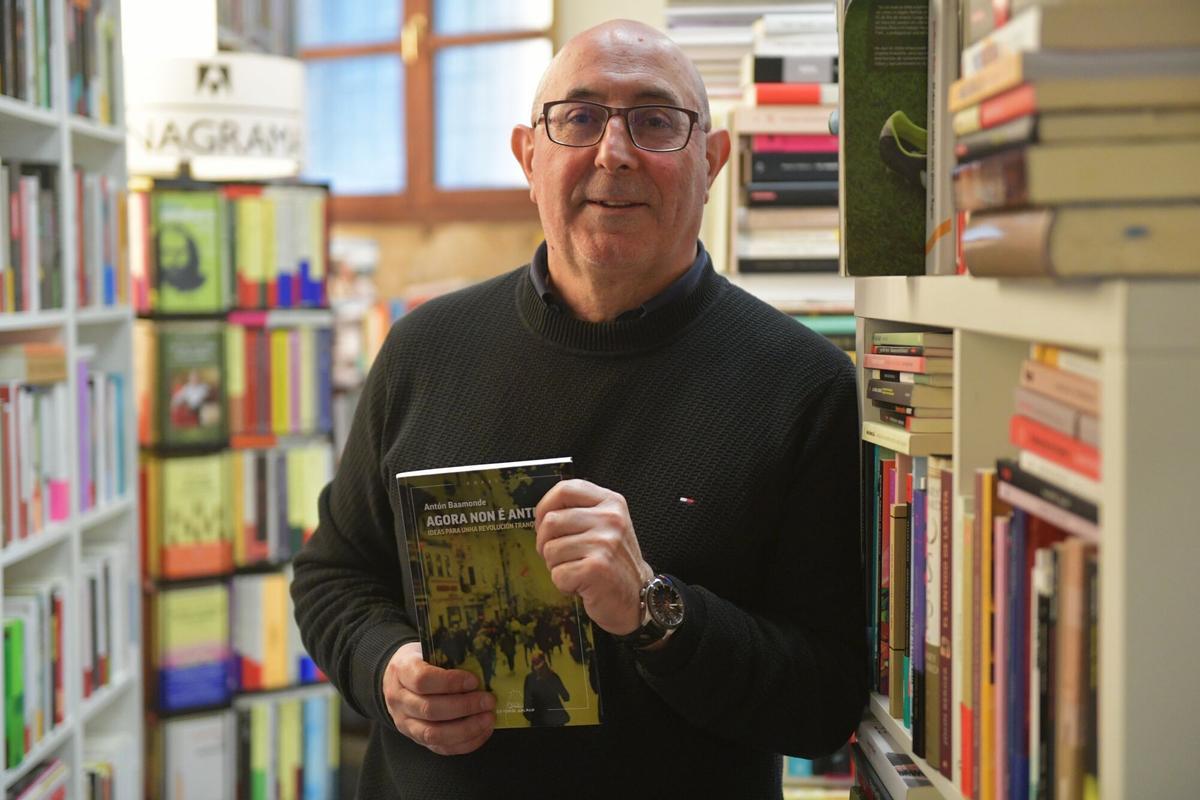 Antón Baamonde, cun exemplar do seu libro, en Berbiriana.