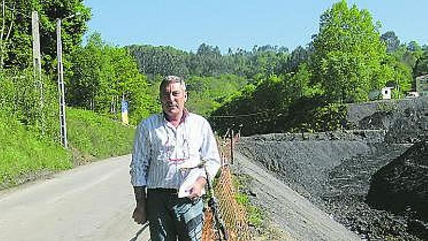 Laureano Toraño, junto al talud de la carretera de El Solanu.