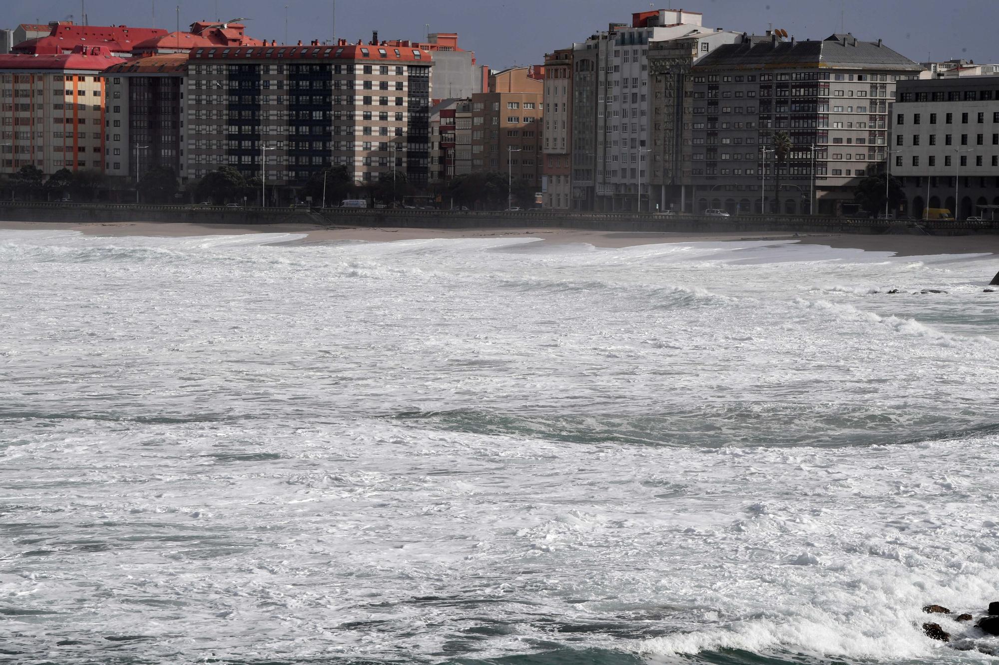 A Coruña en alerta roja: Temporal con fuerte oleaje en Riazor y rachas de más de 100 kilómetros por hora