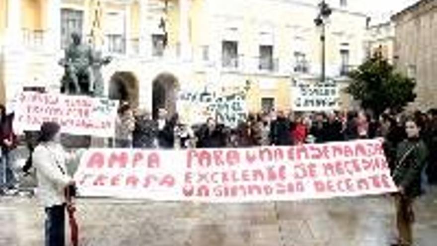 Protesta de padres del General Navarro por la casa del conserje