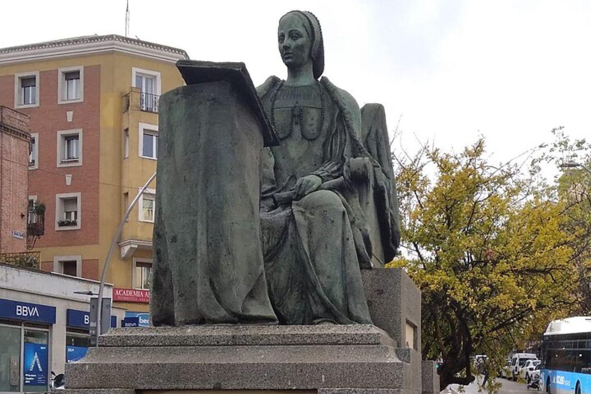 En la encrucijada entre el paseo de Extremadura y la plaza de la Puerta del Ángel se encuentra, desde 1999, esta escultura de bronce, obra de José Luis Paredes, como homenaje a su labor.