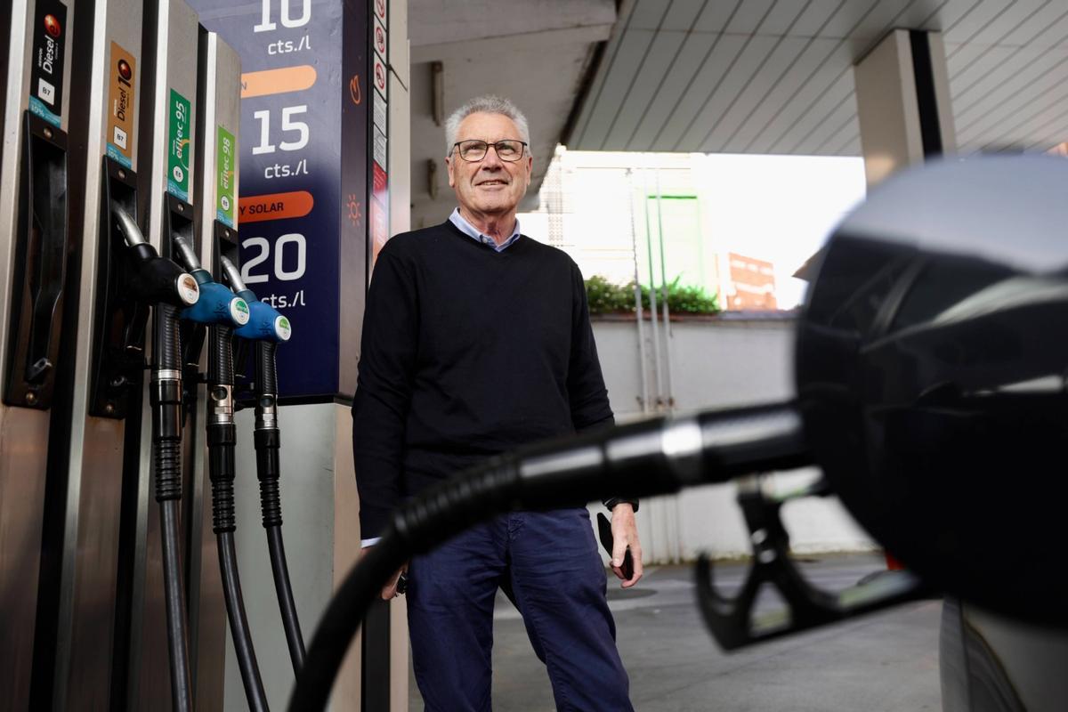 Adolfo Carbajosa, en una gasolinera de Gijón