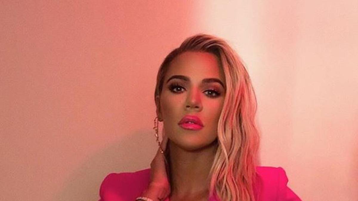 Khloe Kardashian con chaqueta rosa neón