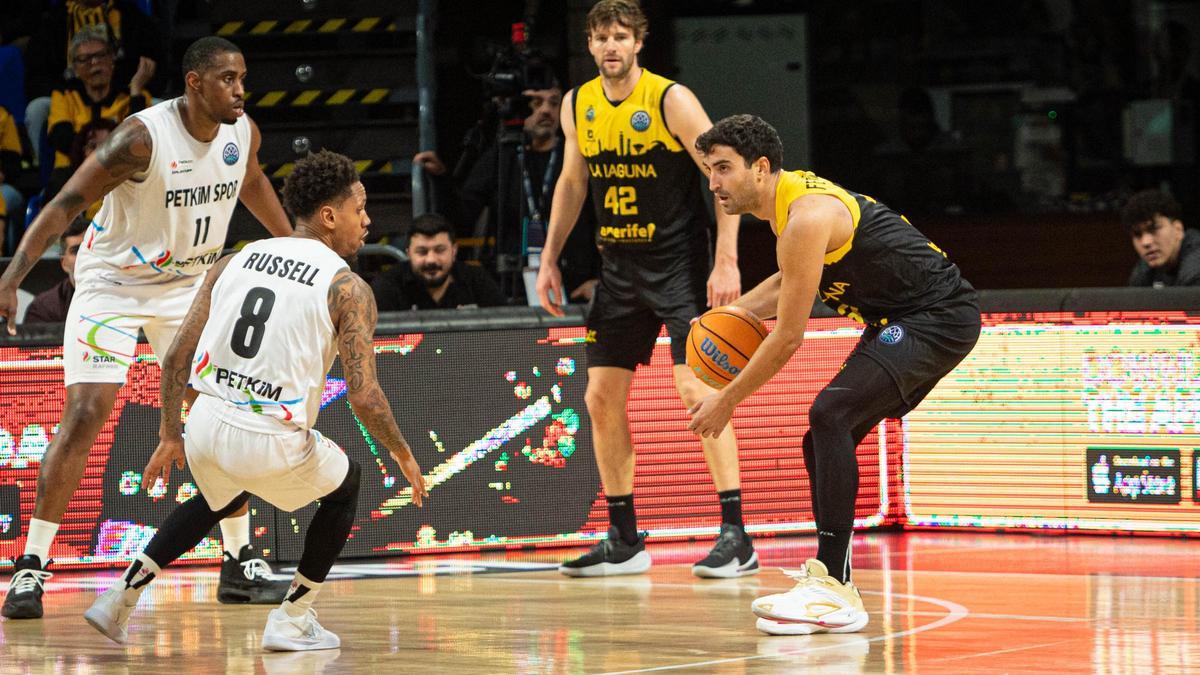 Jaime Fernández bota ante la defensa de Russell.