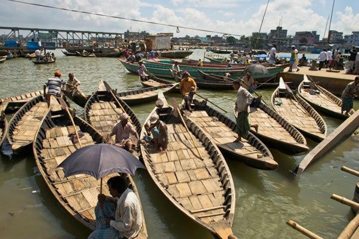 Barcos tradicionales del rio Buriganga en Dhaka, Bangladés.