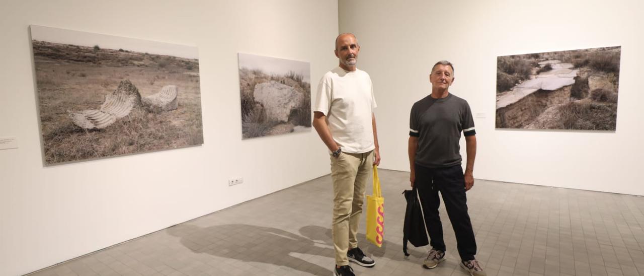 Javier Almalé y Jesús Bondía, en su exposición en el IAACC Pablo Serrano de Zaragoza.
