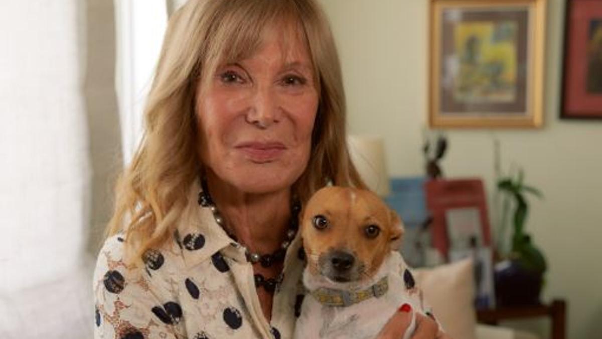 Pilar Eyre, a casa seva amb el seu gos, Brody