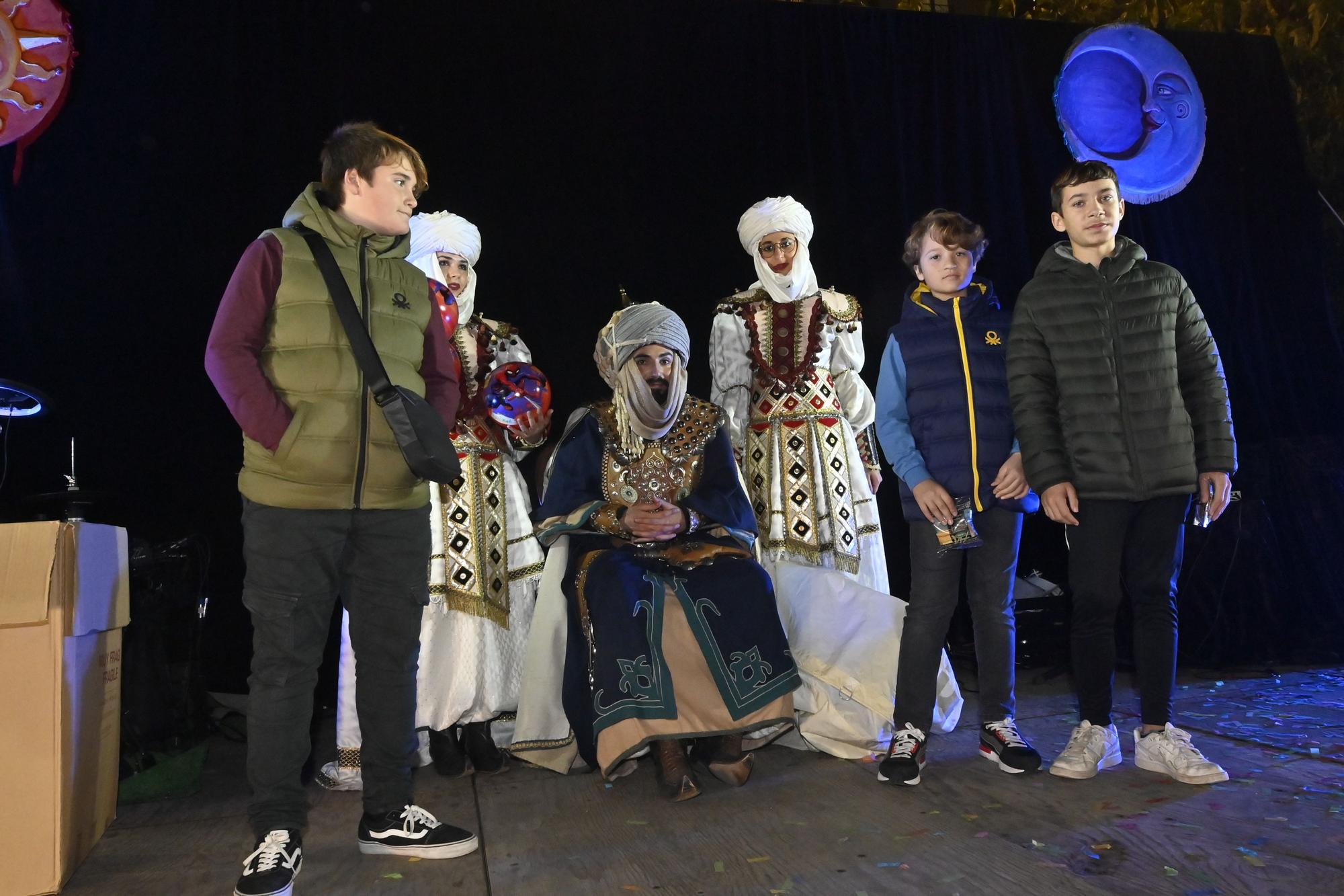 Los peques de Castelló entregan al Cartero Real las misivas con sus deseos. Encuentra tu foto.