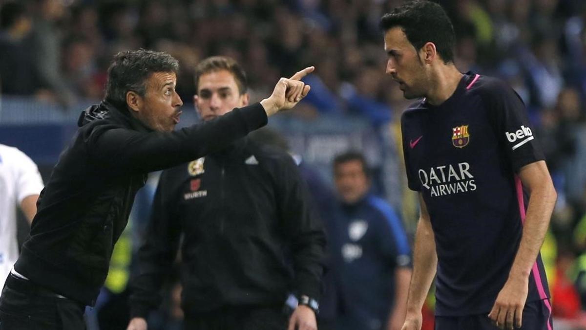 Luis Enrique da instrucciones a Busquets en Málaga.