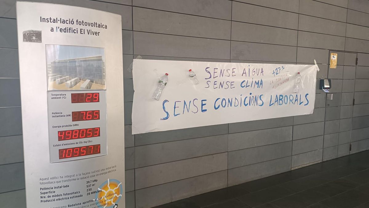 Pancarta en protesta por las altas temperaturas, en la entrada del Viver, el edificio de oficinas municipal