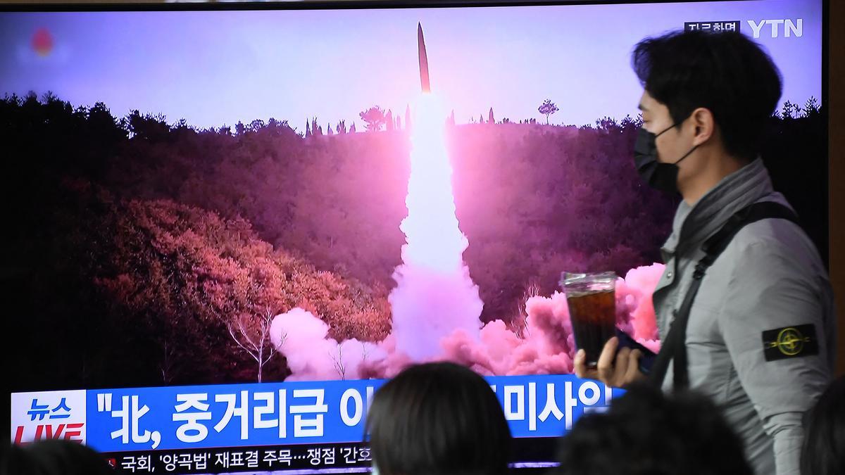 Un hombre observa en la televisión de una estación de Seúl el lanzamiento del misil por parte de Corea del Norte que ha causado alerta en Japón.