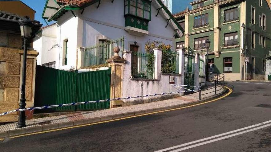 La casa de Carlos Albo, con la cinta de la Policía Local.