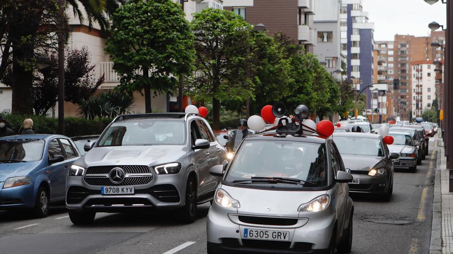 Concentración de vehículos en Gijón contra las restricciones a la movilidad