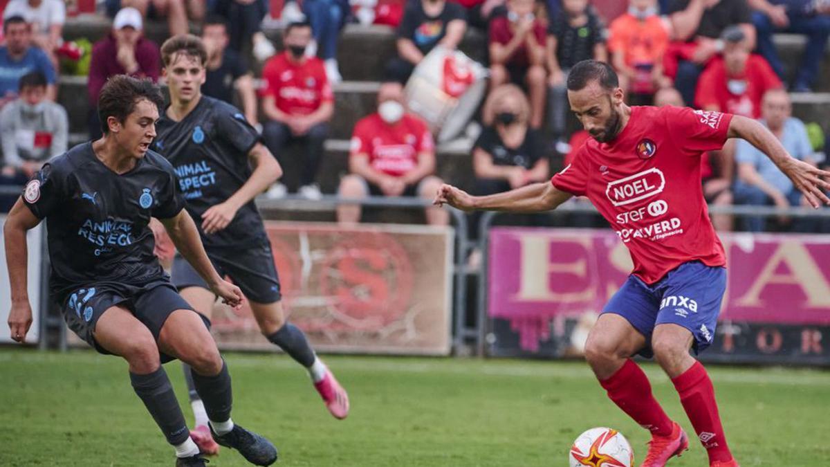 Biel Farrés i Sergi Arranz en el partit d’anada a Olot. | UE OLOT/NURI MARGUÍ