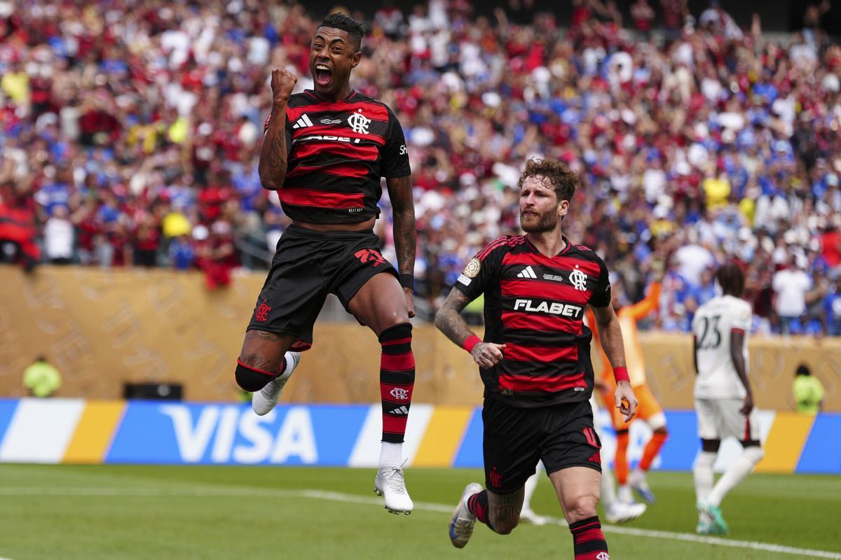 Bruno Henrique, una de las figuras de la primera fase, celebra un gol contra el Chelsea.