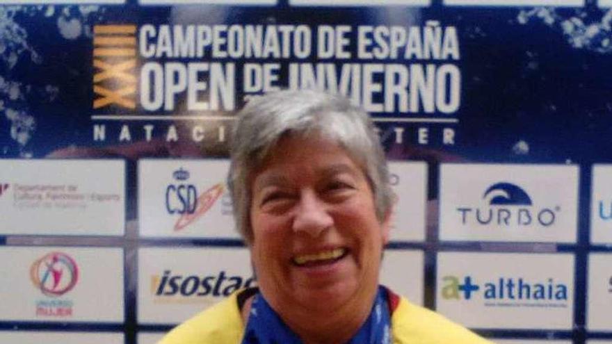 Marina Bueno Domínguez posa con sus medallas.