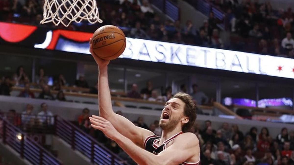 Pau Gasol entra a canasta durante el partido de los Bulls