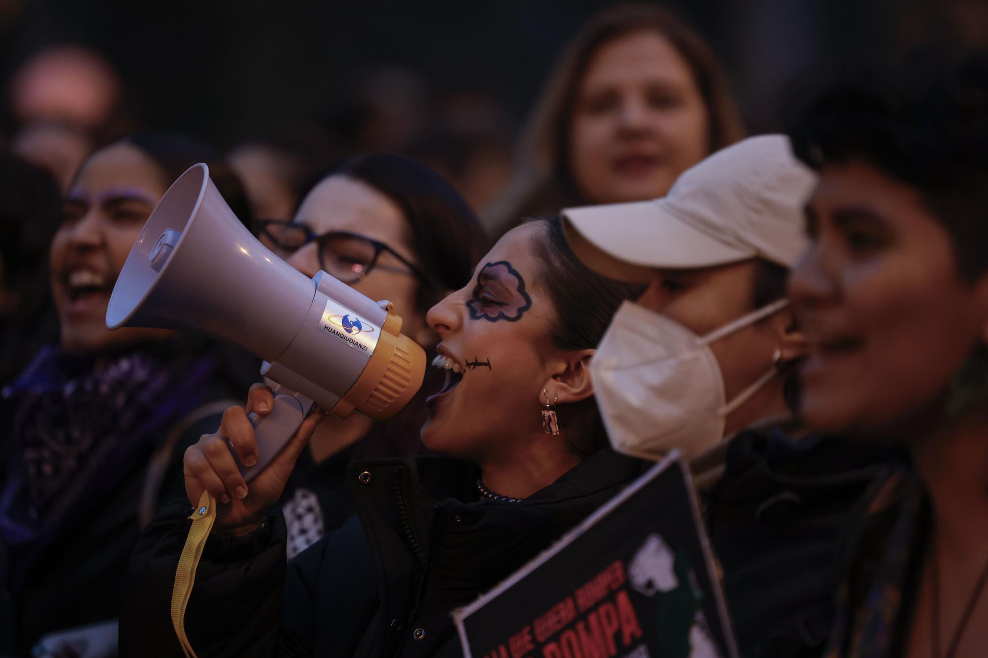 Manifestación de la Comisión 8M bajo el lema 'Patriarcado, Genocidio, Privilegios #SeAcabó'