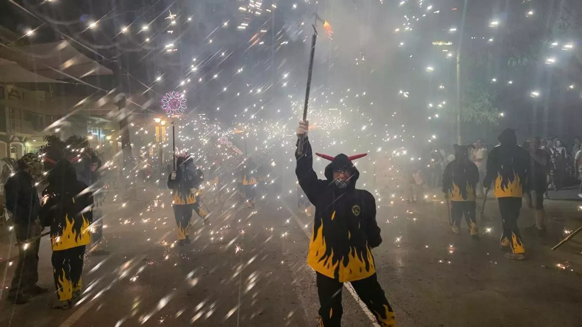 El espectáculo ‘Esclat de Foc’ de Dimonis de la Plana llena de fuego y magia las fiestas de Sant Pere