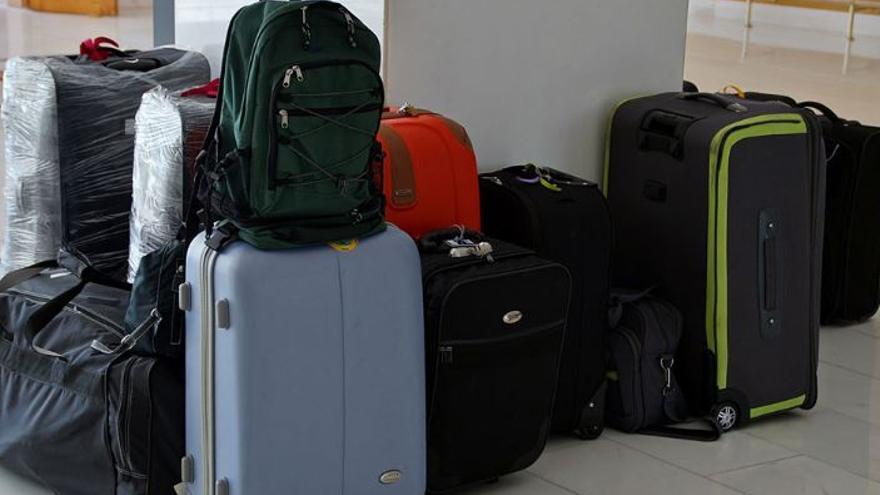 Muchas veces las maletas se estropean por los golpes al almacenarlas en los compartidores de los aviones.