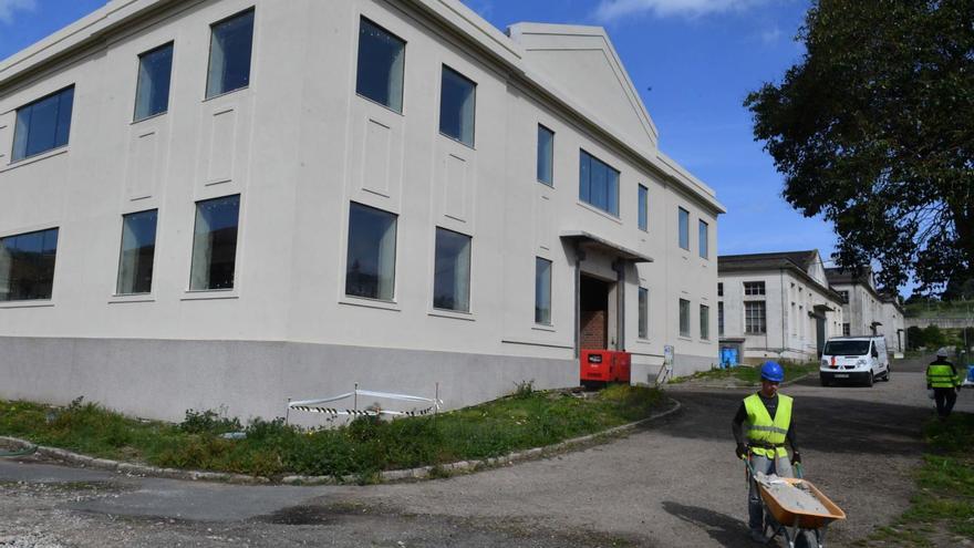 Obreros en la construcción del Centro de Servicios Avanzados de la Ciudad de las TIC. | // VÍCTOR ECHAVE