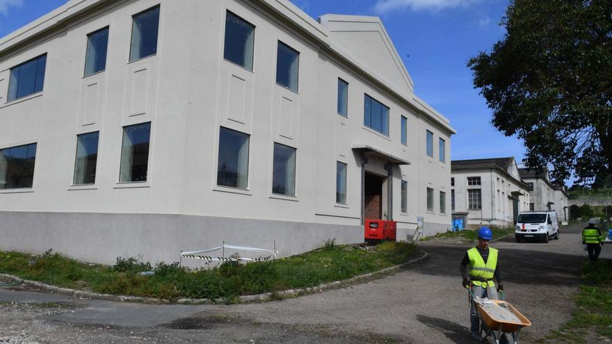 Obreros en la construcción del Centro de Servicios Avanzados de la Ciudad de las TIC. |   // VÍCTOR ECHAVE