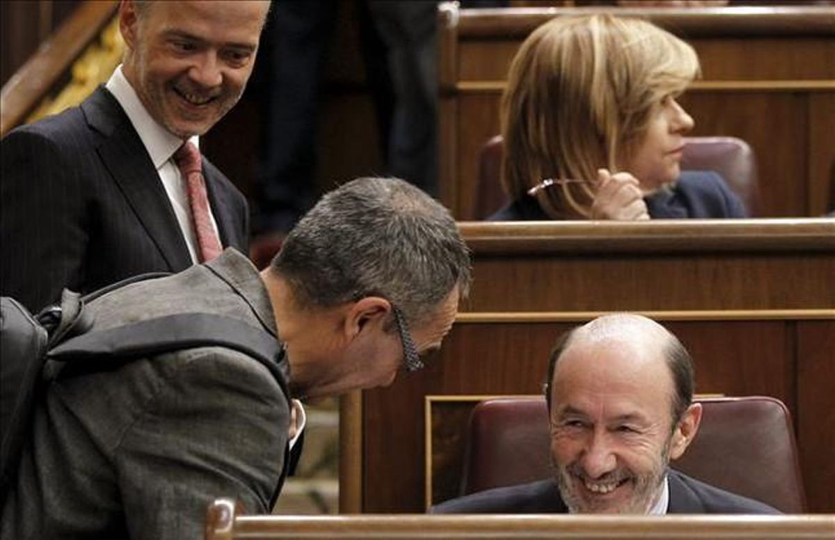Alfredo Pérez Rubalcaba somriu davant les paraules de Joan Coscubiela (ICV), en presència del diputat socialista Antonio Camacho, abans de l’inici del ple del Congrés.