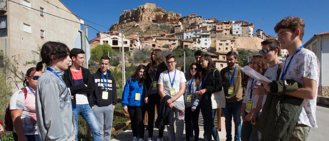 Jóvenes de 4º de ESO de los institutos de Ademuz, Villar del Arzobispo y Chelva a los pies del pueblo de Ademuz.