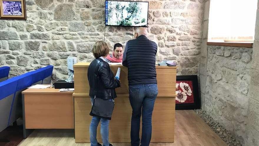 Dos personas son atendidas en la nueva sede de la Oficina de Turismo en Fermoselle.