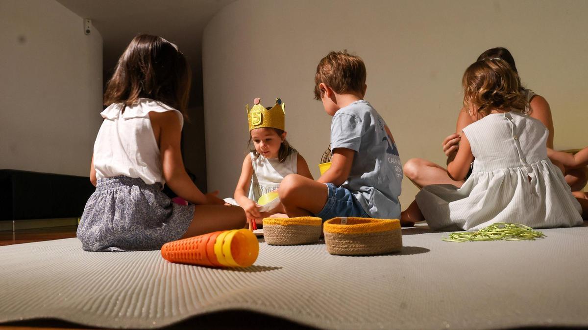 Un grupo de niños juega con algunas de las piezas.