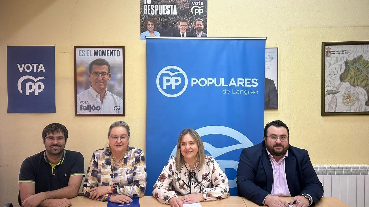 De izquierda a derecha, Artemi Suárez (concejal); María Antonia García (portavoz municipal); Ana Clavería (presidenta del PP de Langreo); y Álvaro Alonso (concejal)
