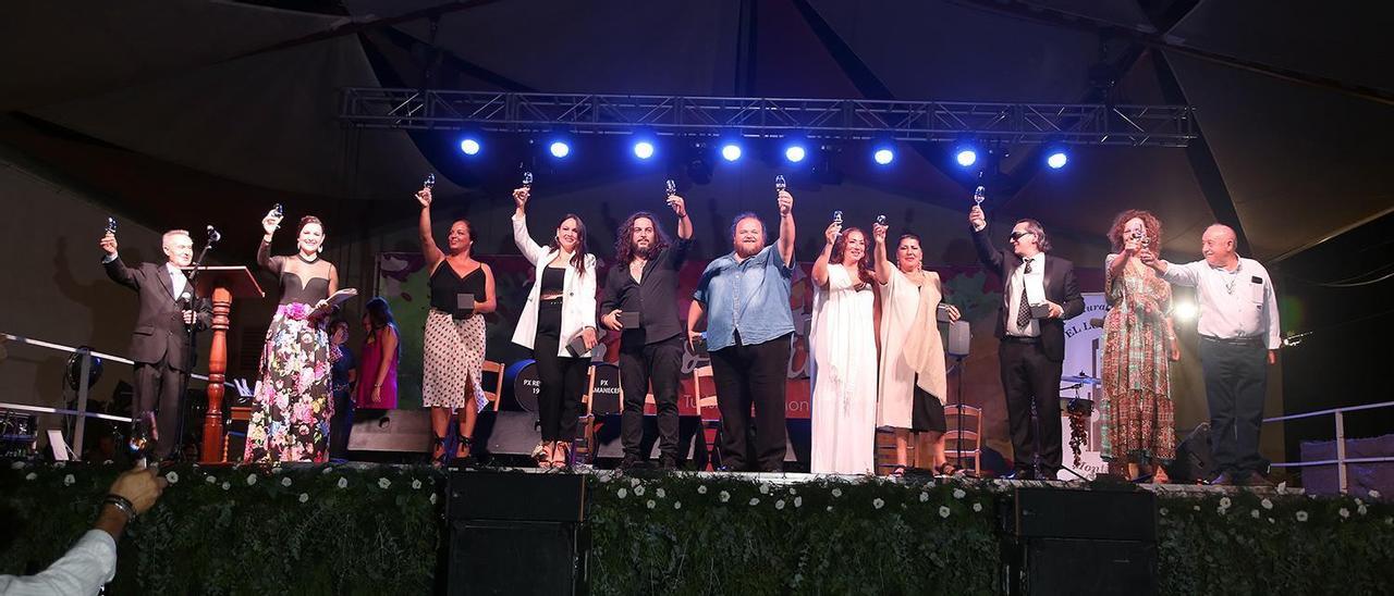 Brindis inaugural de la Cata, con todos los artistas.