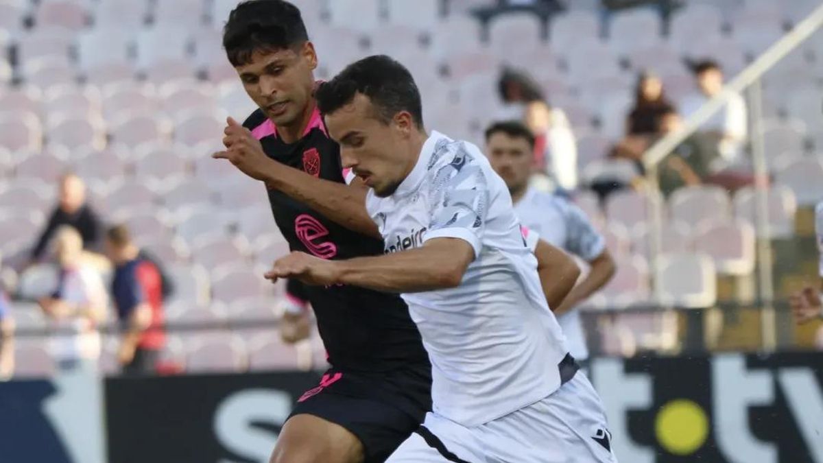 André Silva conduce el balón en un partido con el FC Penafiel.