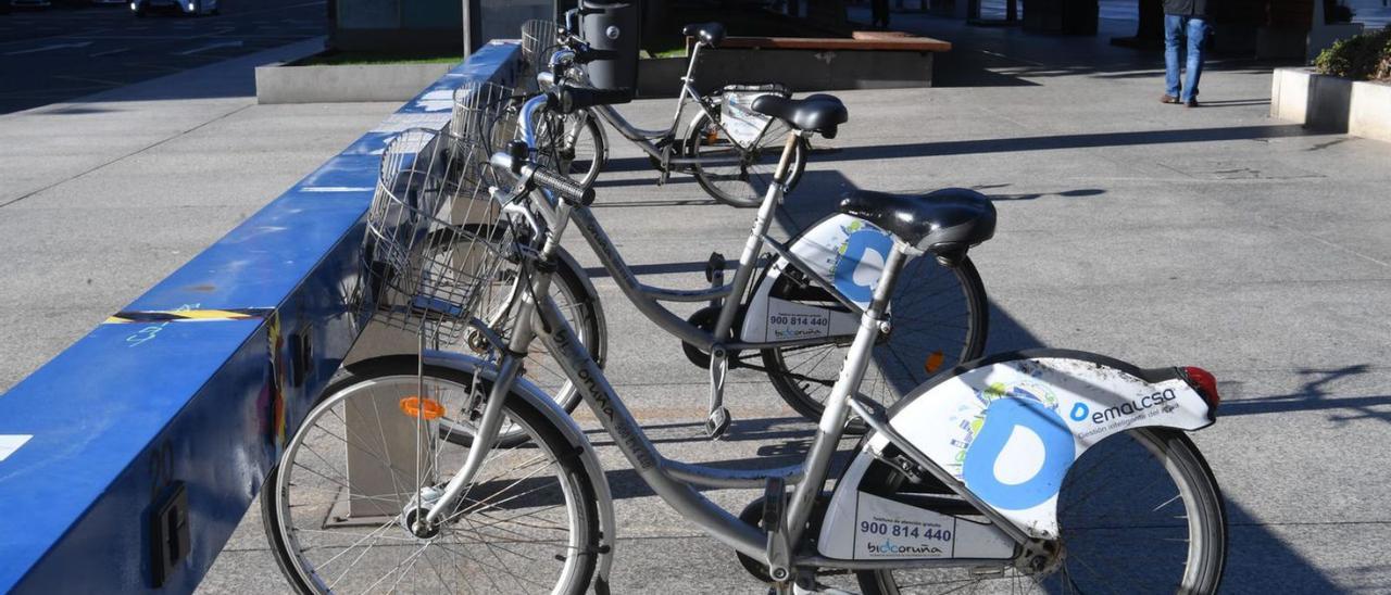 Bicicletas de BiciCoruña, en la estación de la plaza de Pontevedra. |   // CARLOS PARDELLAS