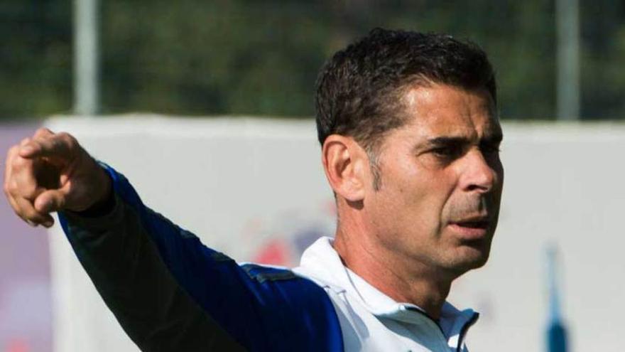 Fernando Hierro da instrucciones en El Requexón.