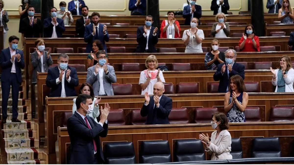 Sánchez, recibido con aplausos por los diputados del PSOE y Unidas Podemos.