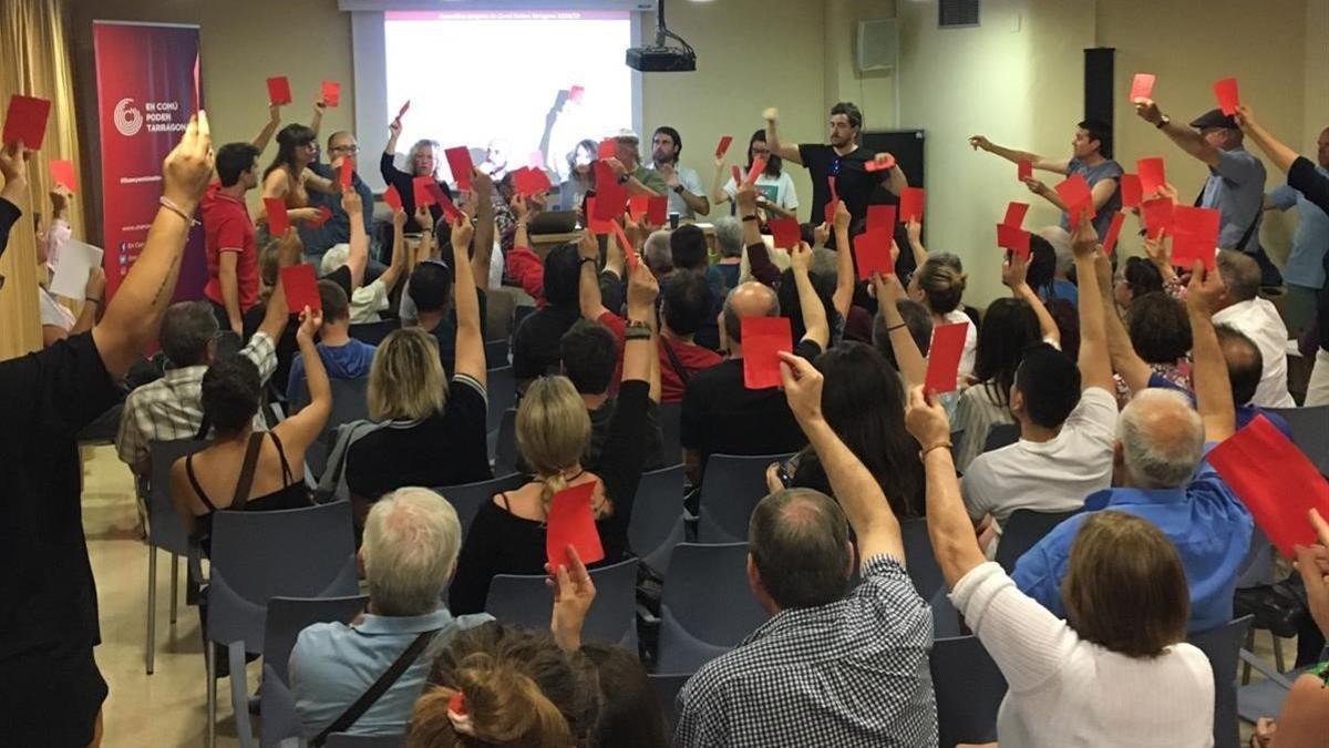 Una imagen de la asamblea de la militancia de los 'comuns' de Tarragona, en la que han optado por un pacto con ERC.