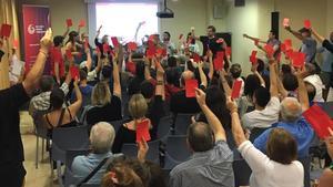 Una imagen de la asamblea de la militancia de los ’comuns’ de Tarragona, en la que han optado por un pacto con ERC.