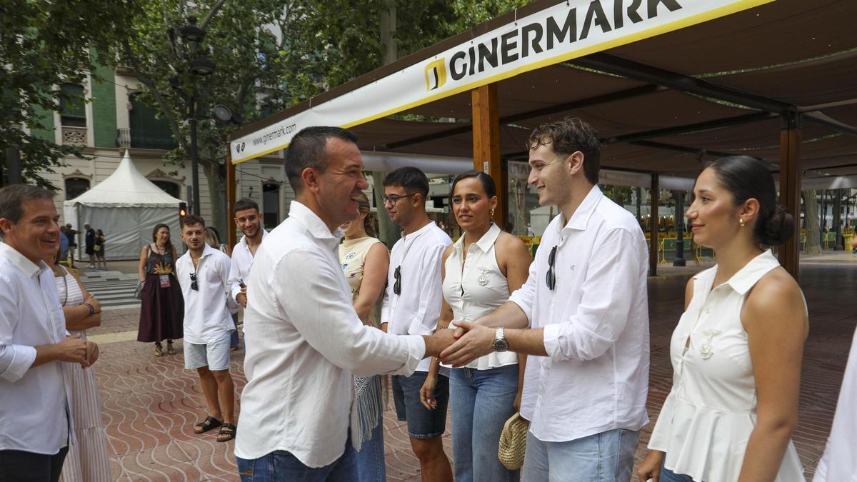 El presidente de la Diputación de Valencia saluda a la Reina de la Fira y su Corte de Honor.
