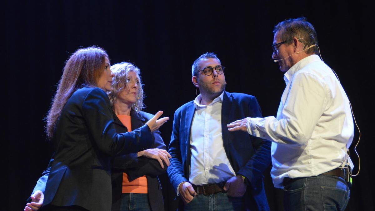 Els candidats damunt l'escenari de la Casa de Cultura de Llançà.