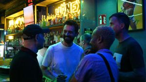 Conversación en el Honey bar de Barcelona.