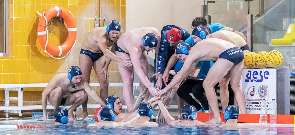 Els jugadors del CN Manresa es donen ànims durant el partit contra l'Olot