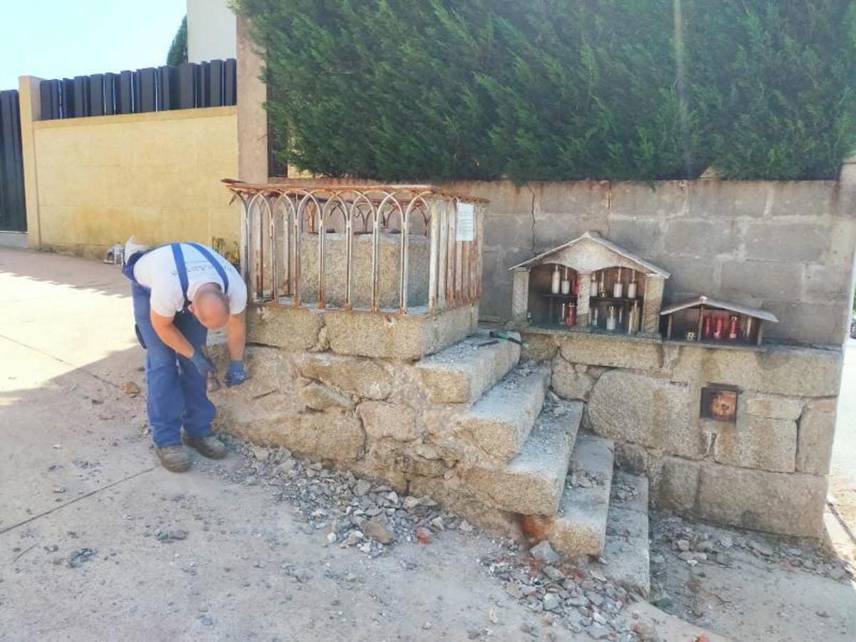 Los últimos retoques en el pedestal con escaleras.