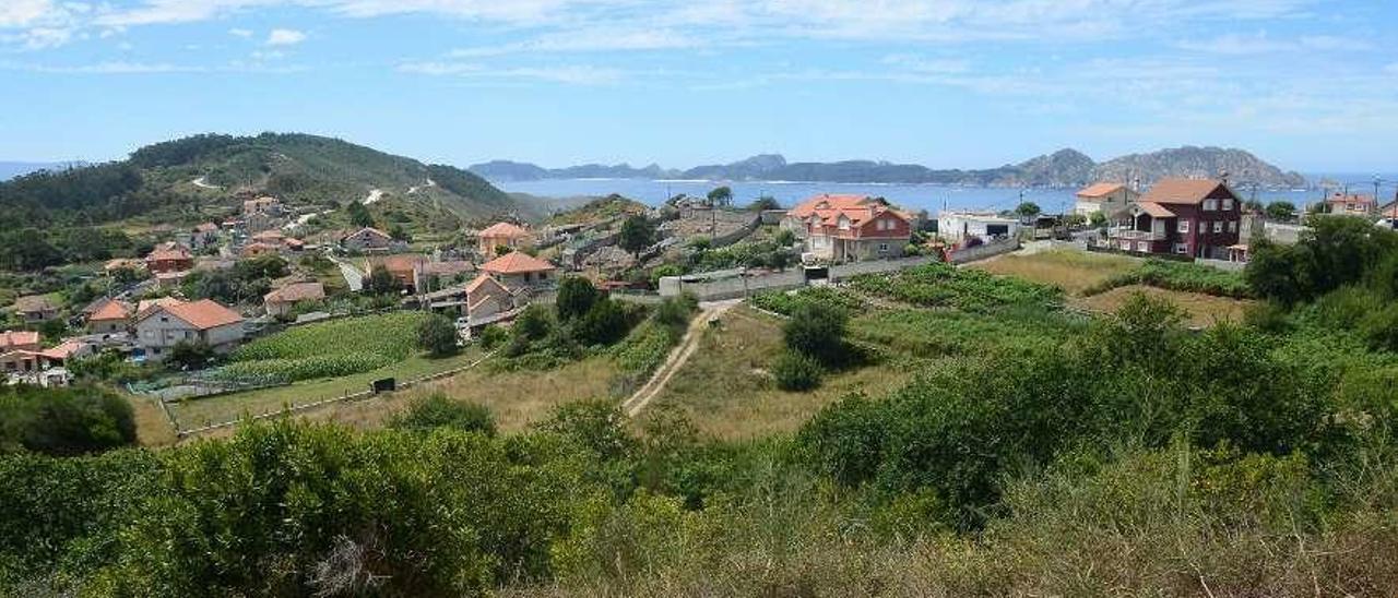 Panorámica de Donón, en la parroquia de O Hío, con las Illas Cíes en el horizonte. // G.Núñez