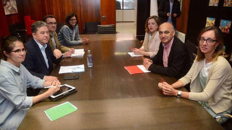 Anabel Gulías, Miguel Lores, Raimundo González, Carme da Silva (BNG), y Gloria Blanco, Agustín Fernández y Paloma Castro (PSOE). // R.V.