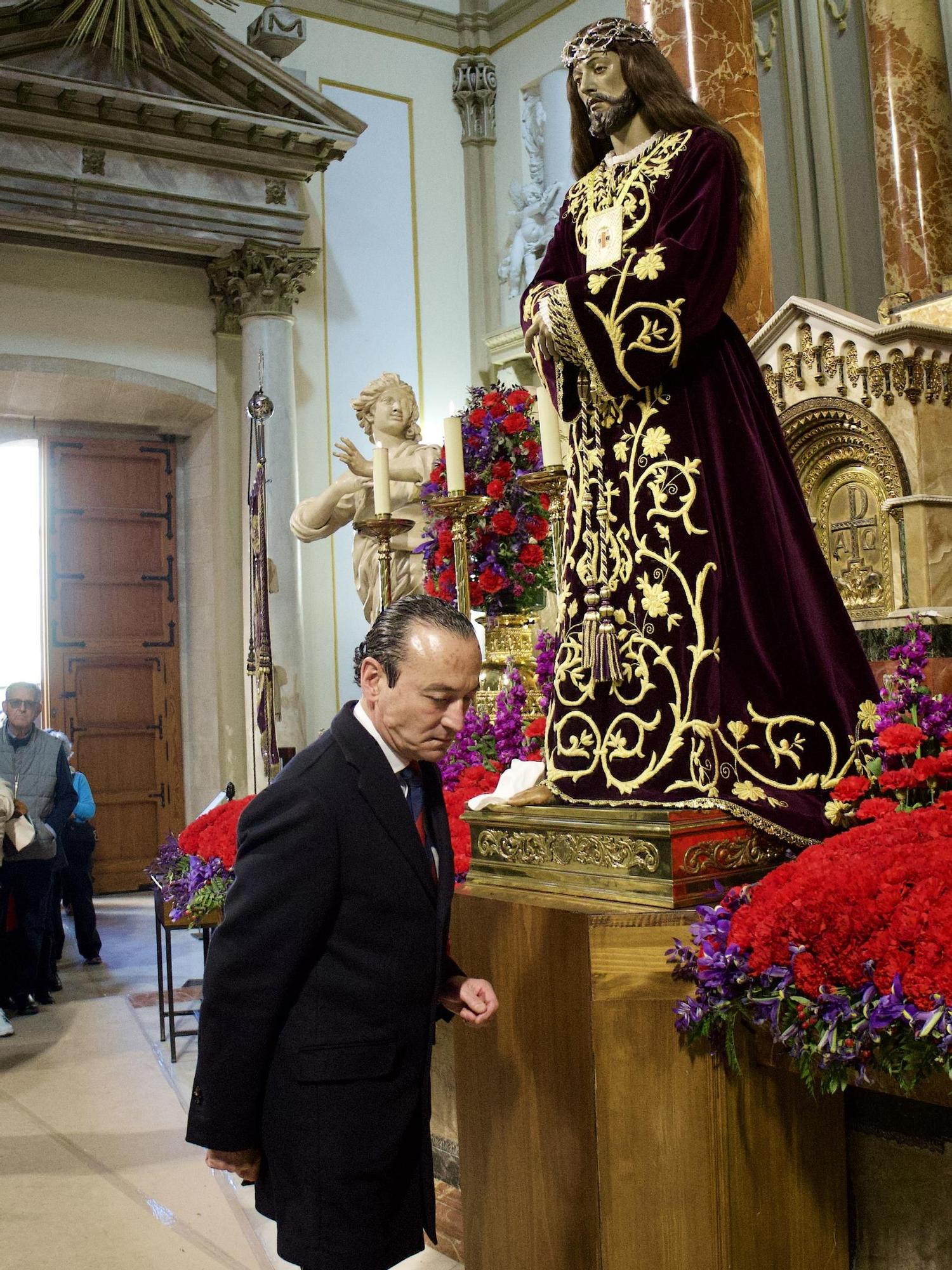 Tradicional Besapié del Cristo del Rescate en Murcia.